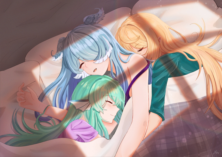 3girls absurdres alternate_costume bare_shoulders blanket blonde_hair blue_hair blush casual closed_eyes commentary elira_pendora english_commentary fangs finana_ryugu foxtrot_(foxtrotfridays) green_hair hair_over_one_eye head_fins head_wings highres lazulight long_hair multiple_girls nijisanji nijisanji_en off_shoulder open_mouth pillow pointy_ears pomu_rainpuff shadow short_sleeves sleeping smile spooning virtual_youtuber