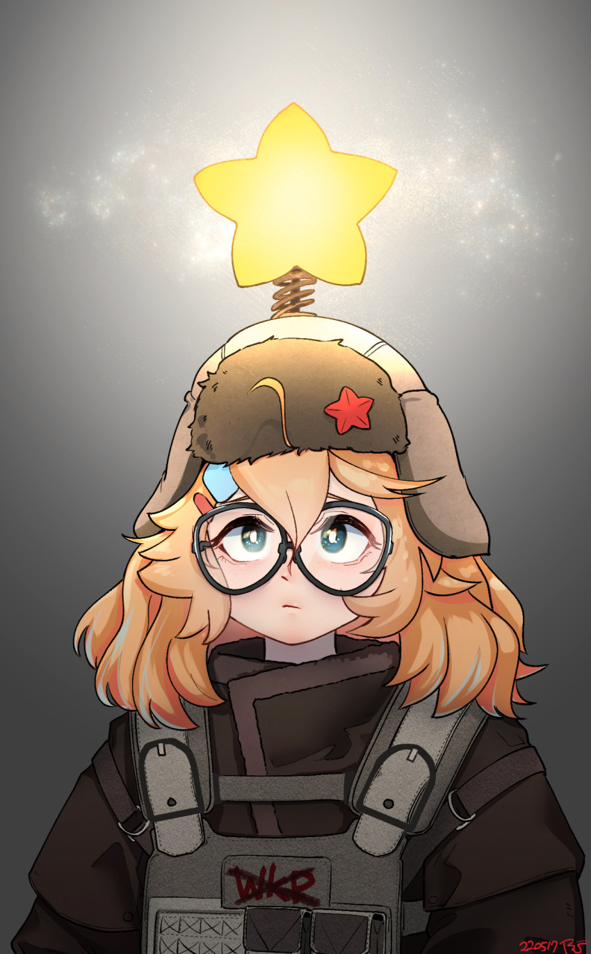 1girl ahoge blue_eyes character_name coat commentary crossed_out dated expressionless fur_hat girls'_frontline girls'_frontline_2:_exilium glasses glowing grey_background hair_between_eyes hair_ornament hairclip hat hat_ornament highres load_bearing_vest medium_hair messy_hair orange_hair radish_p simple_background solo star_(symbol) star_hat_ornament upper_body ushanka wkp_(girls'_frontline)