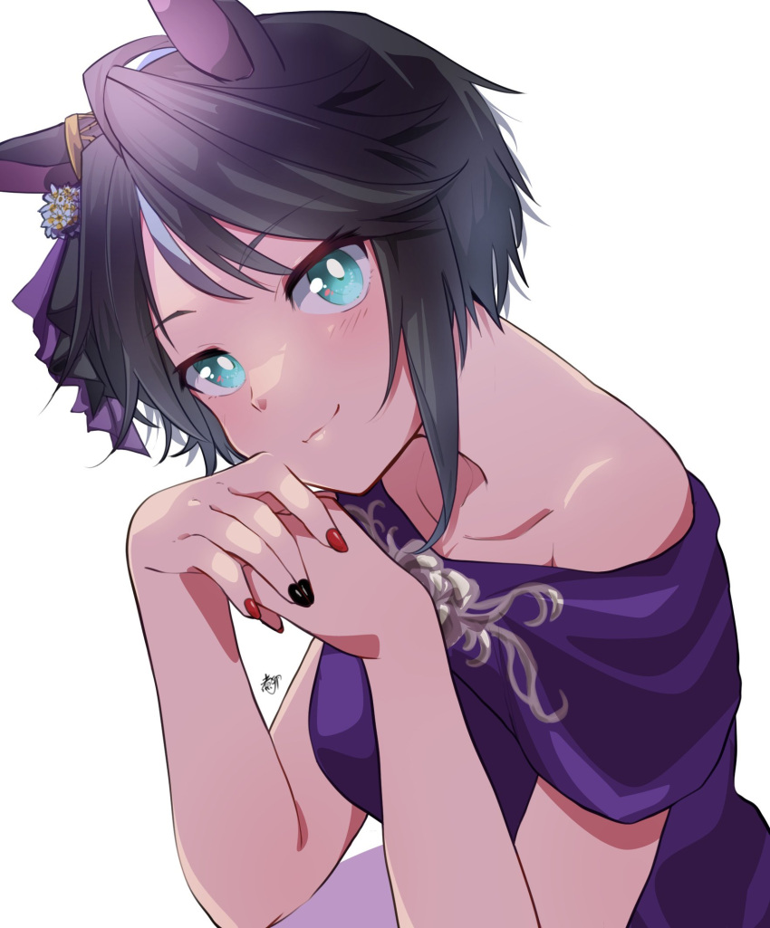 1girl ahoge animal_ears artist_name bare_shoulders black_hair black_nails blush breasts bright_pupils closed_mouth dress fuji_kiseki_(umamusume) green_eyes head_tilt highres horse_ears looking_at_viewer medium_breasts multicolored_hair multicolored_nails off-shoulder_dress off_shoulder official_alternate_costume own_hands_together purple_dress red_nails short_hair smile solo streaked_hair umamusume upper_body white_pupils zhu_(nitamagr)