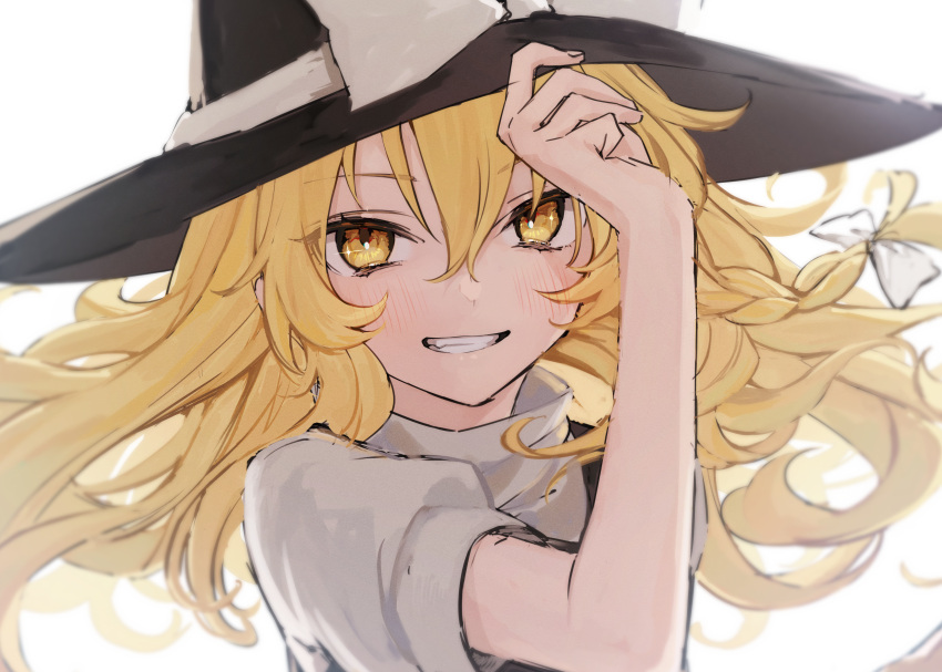 1girl absurdres blonde_hair blush bow braid grin hair_between_eyes hat highres honotai kirisame_marisa long_hair looking_at_viewer shirt short_sleeves single_braid smile solo touhou upper_body white_background white_bow white_shirt witch_hat yellow_eyes