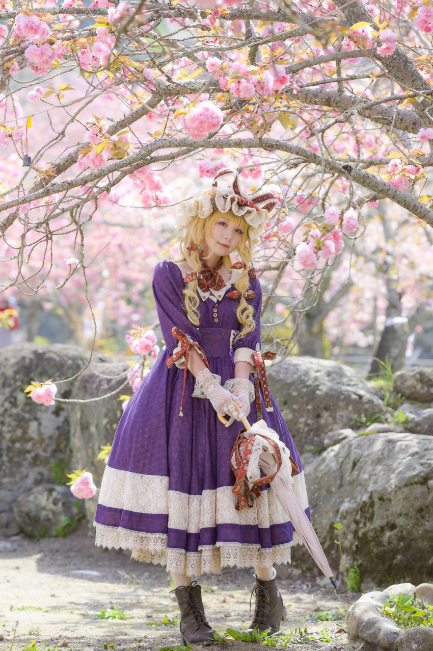 1girl blonde_hair blurry breasts brown_footwear buttons closed_mouth closed_umbrella cosplay cosplay_photo depth_of_field dress flower full_body gloves head_tilt highres holding holding_umbrella looking_at_viewer medium_hair outdoors photo_(medium) pigeon-toed purple_dress purple_flower shoes small_breasts smile solo standing touhou umbrella white_gloves white_umbrella xalice_dollsx yakumo_yukari yakumo_yukari_(cosplay)