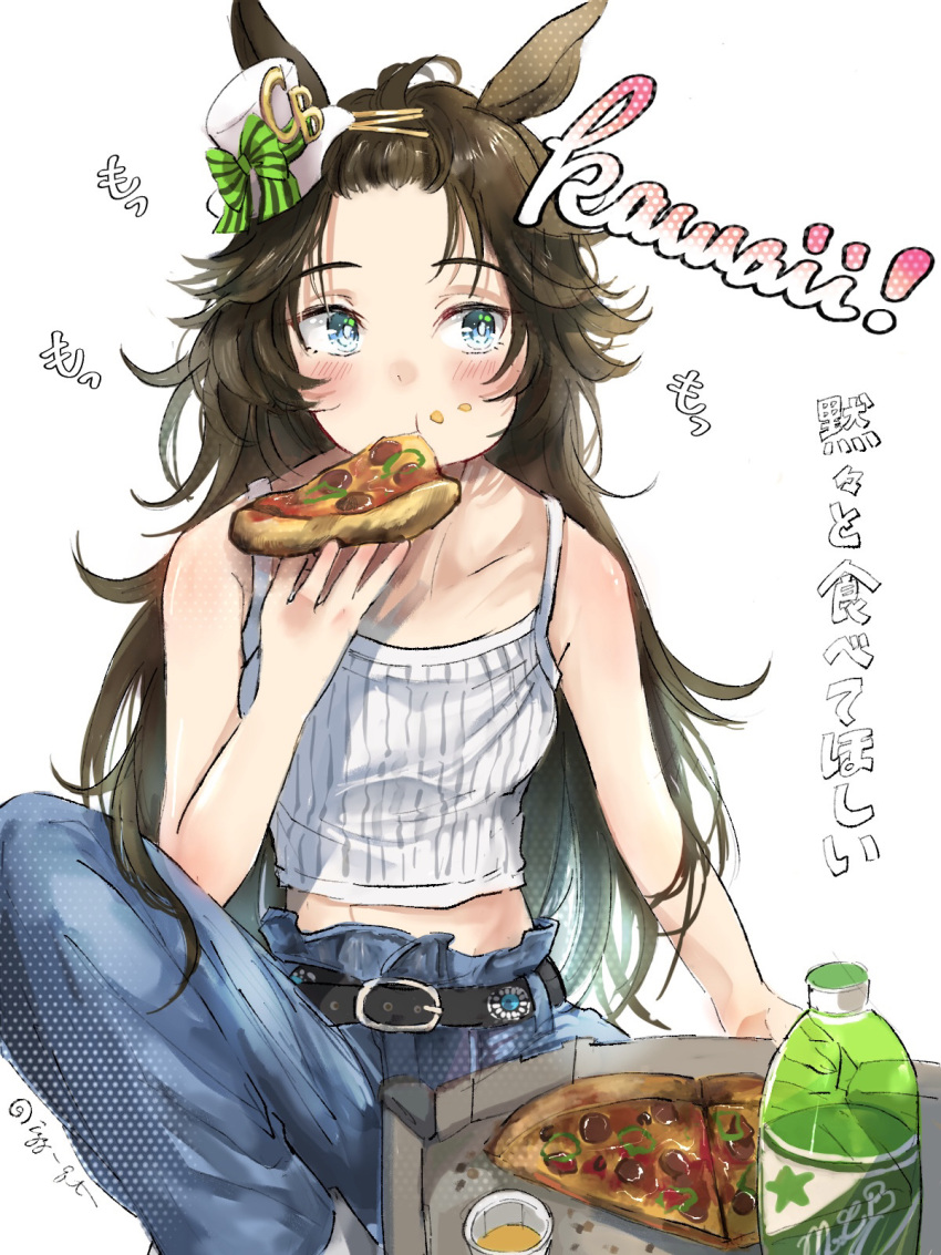 1girl animal_ears bangs_pinned_back bare_shoulders belt blue_pants blush brown_hair camisole eating food food_on_face green_eyes hair_ornament hairclip hat highres holding holding_food horse_ears horse_girl izuky_(izz_qt) long_hair midriff mini_hat mini_top_hat mr._c.b._(umamusume) pants pizza pizza_box shirt soda_bottle solo sound_effects top_hat translation_request twitter_username umamusume white_shirt