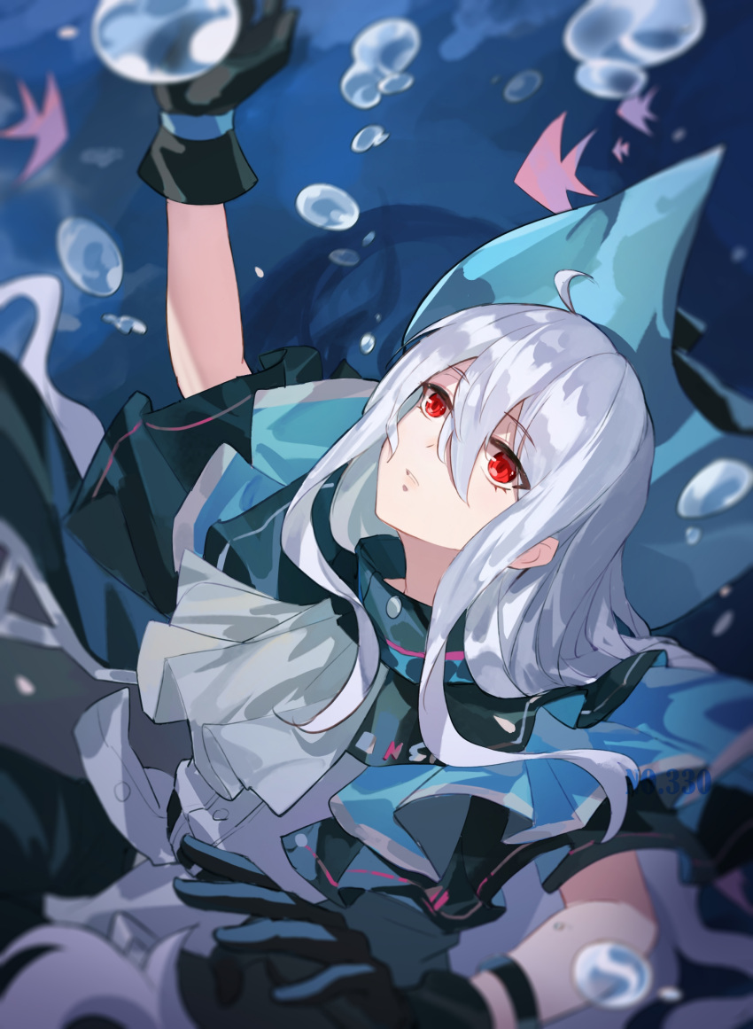 1girl absurdres arknights ascot black_gloves black_headwear black_jacket blue_background bubble fish gloves hair_between_eyes hat highres jacket long_hair shirt short_sleeves skadi_(arknights) solo underwater upper_body was775 white_ascot white_shirt