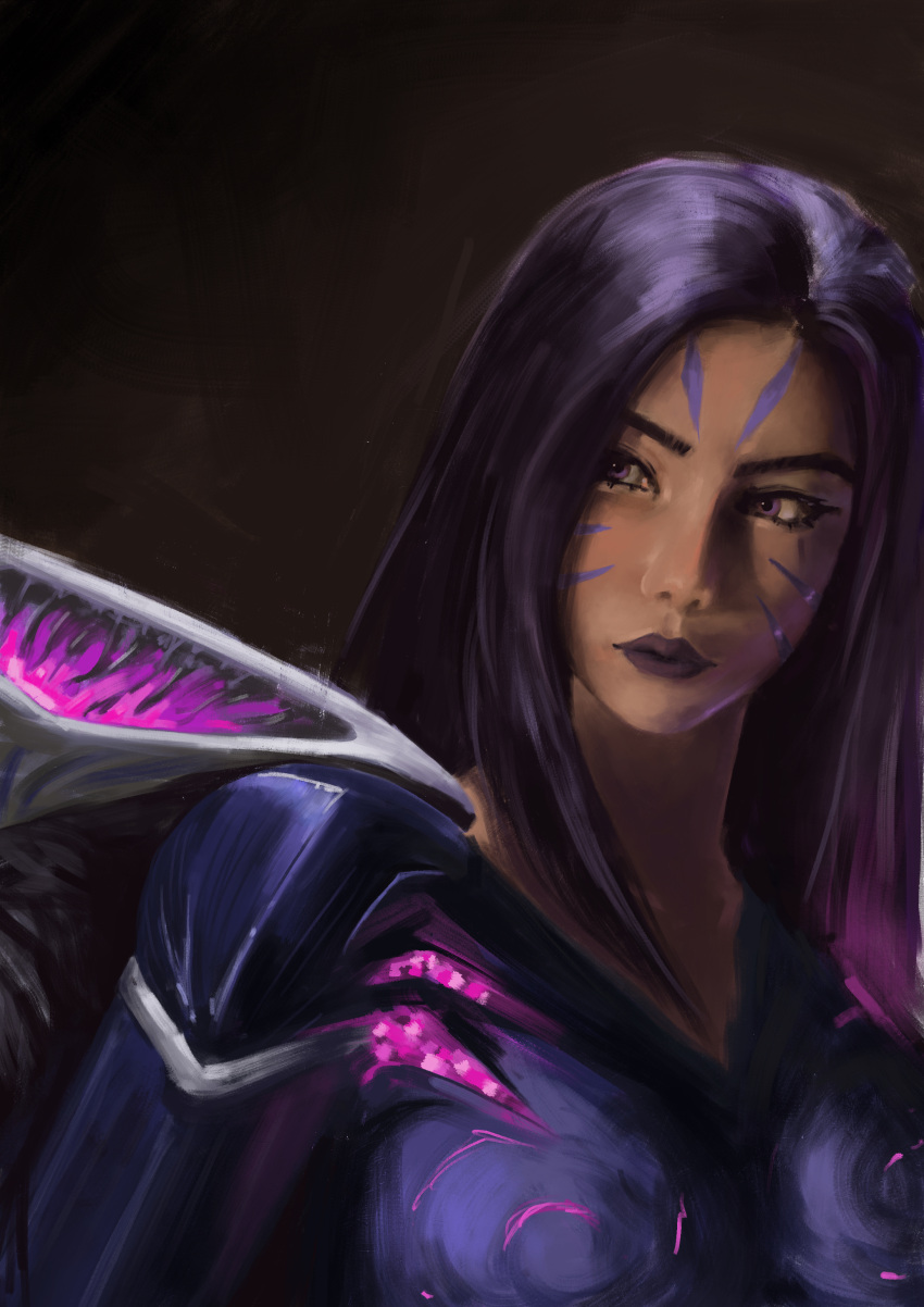 1girl absurdres bangs black_lips breasts brown_background facial_mark gradient gradient_background highres kai'sa large_breasts league_of_legends long_hair looking_at_viewer pink_eyes purple_hair shallow-ripple shiny shiny_hair solo wings