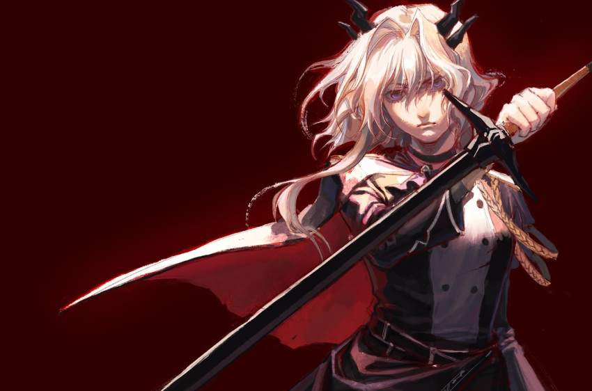 1girl arknights belt black_choker black_horns cape choker closed_mouth hair_between_eyes highres holding holding_sword holding_weapon horns long_hair miaoyunyun multicolored_cape multicolored_clothes multiple_horns purple_eyes red_cape reverse_grip solo sword talulah_(arknights) talulah_the_fighter_(arknights) two-tone_cape weapon