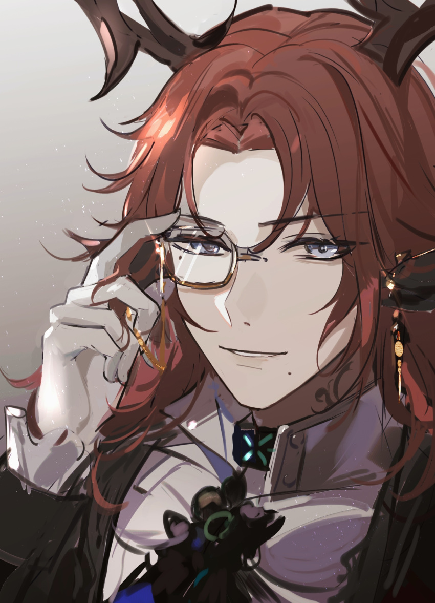 1boy adjusting_monocle arknights black_choker choker czerny_(arknights) eyebrows_visible_through_hair gradient gradient_background grey_background grey_eyes grin hand_up highres horns infection_monitor_(arknights) long_hair looking_at_viewer male_focus mole mole_under_mouth monocle qianzhu red_hair smile solo