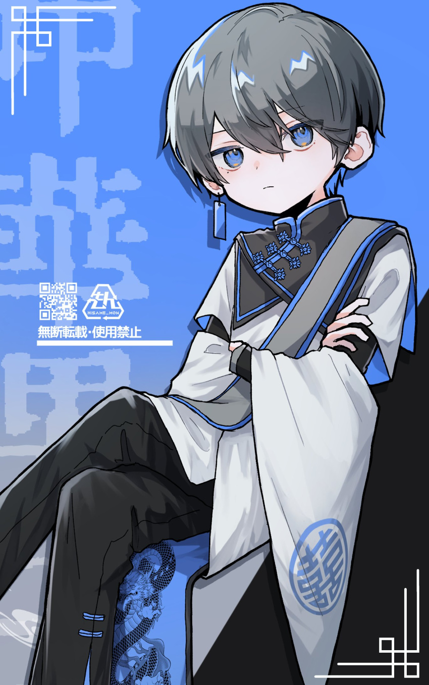 1boy black_pants blue_background blue_eyes blue_hair chinese_clothes colored_inner_hair crossed_arms crossed_legs dragon_print earrings feet_out_of_frame gradient gradient_background grey_hair highres hisame_mon jewelry long_sleeves looking_at_viewer male_focus mandarin_collar multicolored_hair original pants sash short_hair sitting solo wide_sleeves