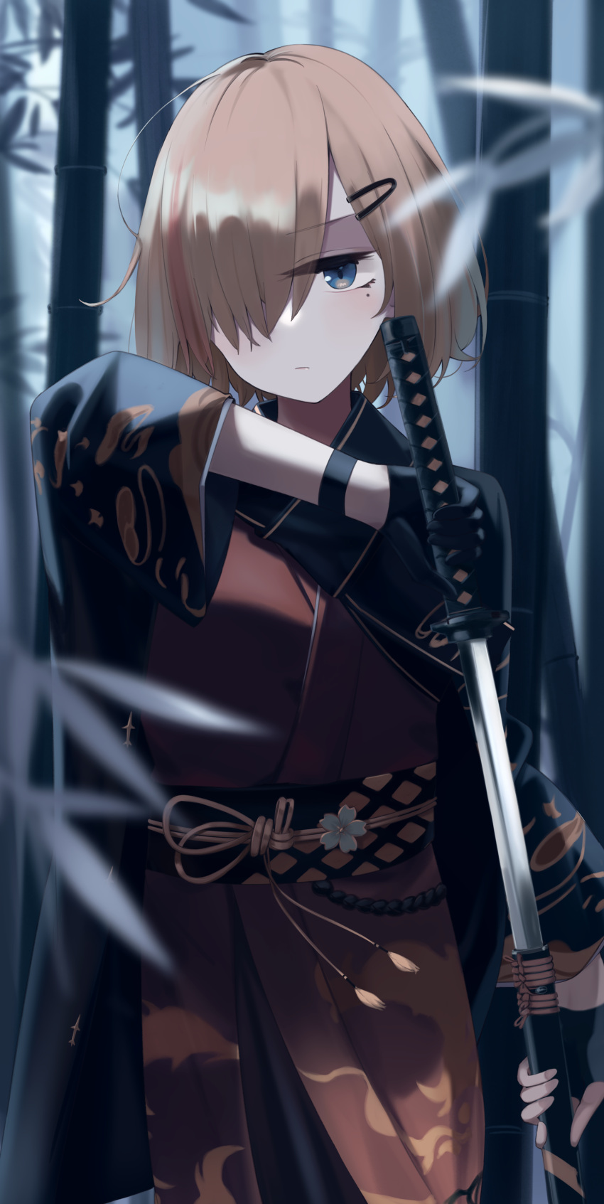 1girl absurdres bangs black_gloves blonde_hair blue_eyes closed_mouth eyebrows_visible_through_hair feet_out_of_frame girls'_frontline gloves hair_between_eyes hair_ornament hair_over_one_eye hairclip highres hinami047 holding holding_katana holding_sword holding_weapon japanese_clothes kimono looking_at_viewer medium_hair mg36_(bamboo_samurai)_(girls'_frontline) mg36_(girls'_frontline) mole mole_under_eye official_alternate_costume samurai short_sleeves solo standing sword weapon