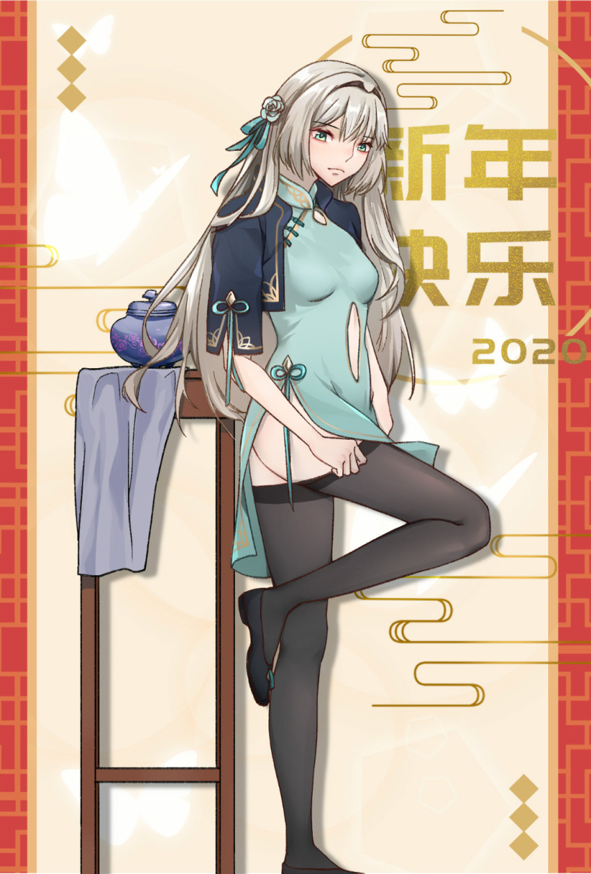 1girl 2020 alternate_costume an-94_(girls'_frontline) aqua_dress aqua_eyes bangs black_footwear black_hairband black_legwear blonde_hair breasts china_dress chinese_clothes chinese_new_year closed_mouth danxing_aipangzi dress eyebrows_visible_through_hair flower full_body girls'_frontline hair_flower hair_ornament hairband hairclip highres long_hair looking_at_viewer shoes simple_background small_breasts solo standing standing_on_one_leg table vase zettai_ryouiki