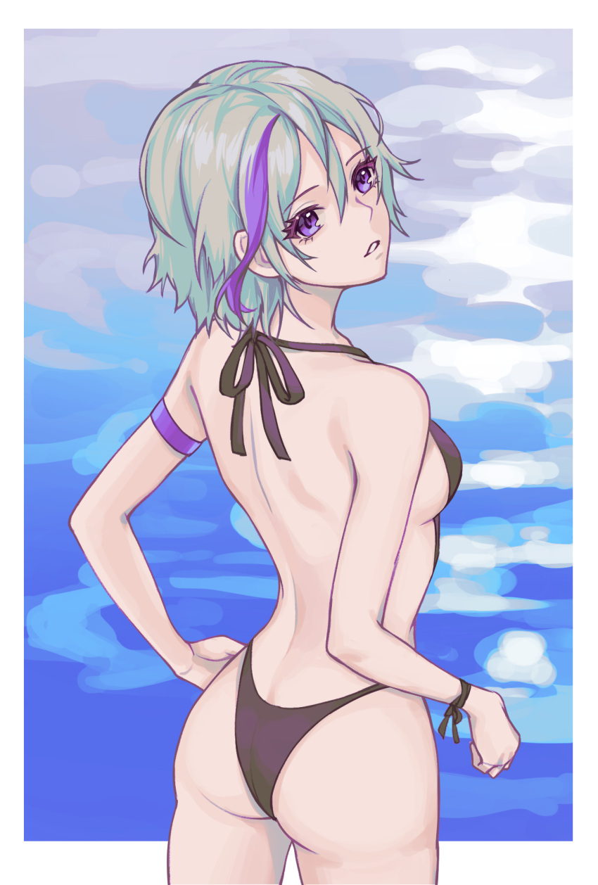 1girl alternate_costume aqua_hair ass bangs bare_back bare_shoulders bikini black_bikini black_swimsuit breasts contender_(girls'_frontline) danxing_aipangzi eyebrows_visible_through_hair feet_out_of_frame from_behind girls'_frontline highres looking_at_viewer medium_breasts multicolored_hair open_mouth purple_eyes short_hair sideboob simple_background solo standing streaked_hair swimsuit