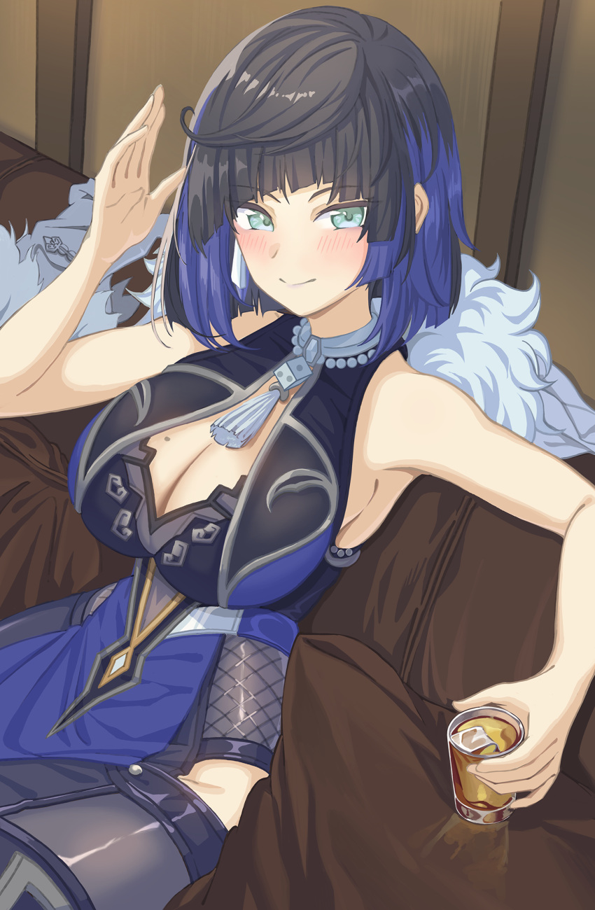 1girl alcohol asymmetrical_hair bangs bare_arms bead_choker black_hair blue_hair blush breasts cleavage coat couch diagonal_bangs drink eyebrows_visible_through_hair fur-trimmed_coat fur_trim genshin_impact green_eyes highres hip_vent holding holding_drink looking_at_viewer mole mole_on_breast multicolored_hair neck_tassel o-los sitting smile solo two-tone_hair whiskey white_coat yelan_(genshin_impact)