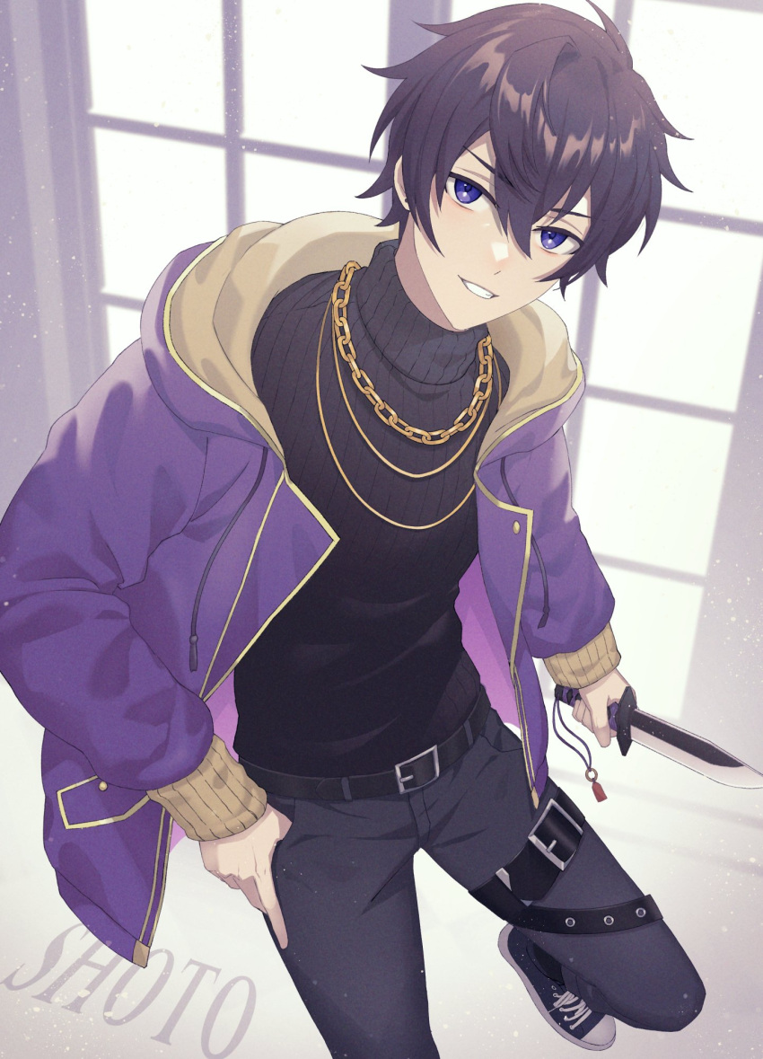 1boy belt black_hair black_pants black_sweater blanc1771 chain earrings grin highres holding holding_knife indie_virtual_youtuber indoors jacket jewelry knife long_sleeves looking_at_viewer male_focus necklace open_clothes open_jacket pants purple_eyes purple_jacket short_hair shoto_(vtuber) smile standing standing_on_one_leg sweater thigh_strap virtual_youtuber