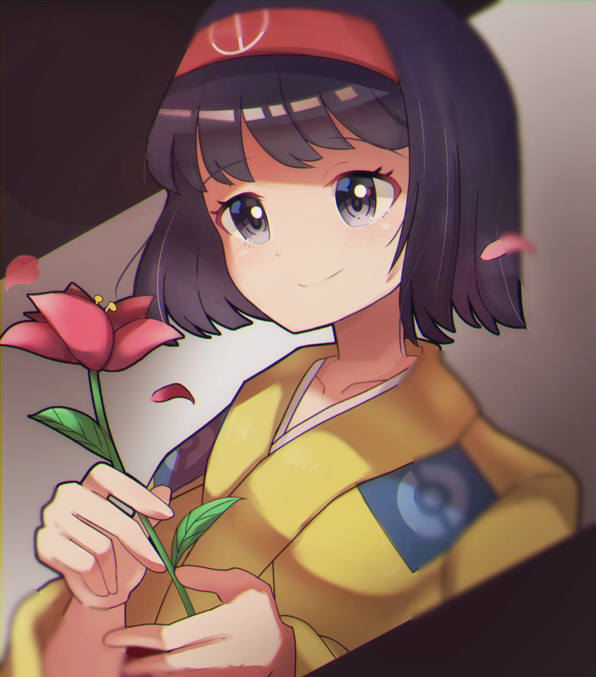 1girl bangs black_eyes black_hair erika_(pokemon) flower hairband highres holding holding_flower japanese_clothes kimono petals pokemon pokemon_(game) pokemon_frlg red_hairband short_hair smile solo umiru upper_body yellow_kimono