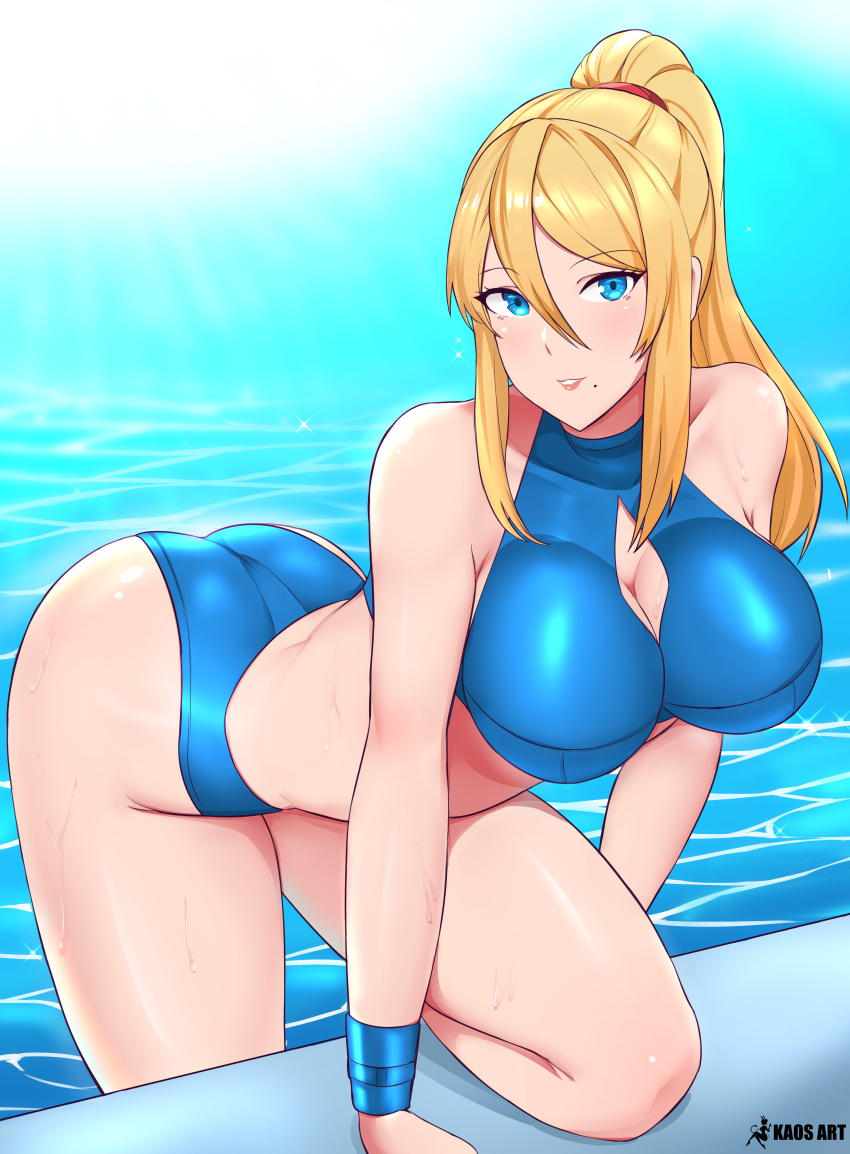 1girl absurdres adapted_costume artist_name ass bangs bare_shoulders bikini blonde_hair blue_bikini blue_eyes blush breasts cleavage eyebrows_visible_through_hair highleg highleg_bikini highres kaos_art large_breasts lips long_hair metroid mole mole_under_mouth parted_lips poolside samus_aran shiny shiny_clothes shiny_hair signature simple_background sleeveless smile solo swimsuit thighs water water_drop wet wristband