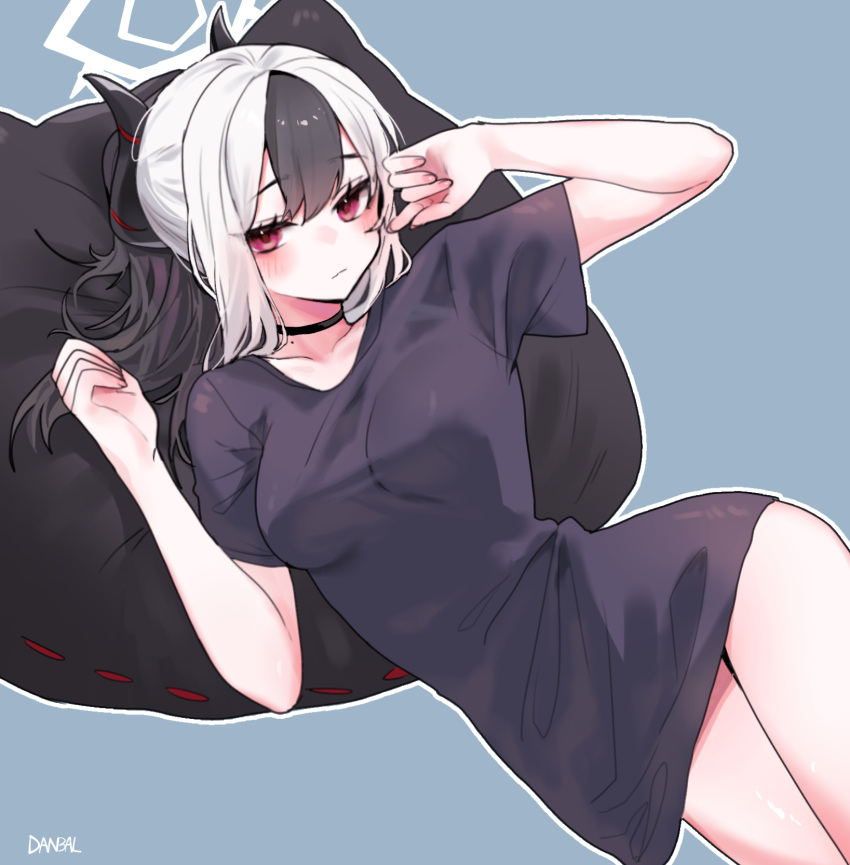 1girl artist_name bangs bean_bag_chair black_hair black_shirt blue_archive blue_background blush breasts choker closed_mouth collarbone danbal halo highres horns kayoko_(blue_archive) long_hair lying medium_breasts mole mole_on_neck multicolored_hair on_side ponytail red_eyes shirt short_sleeves simple_background two-tone_hair white_hair