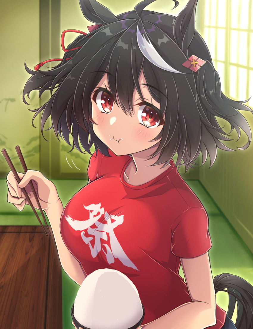 1girl ahoge alternate_costume black_hair bowl breakfast breasts chopsticks commentary_request eating food hair_between_eyes hair_ornament highres kitasan_black_(umamusume) looking_at_viewer medium_breasts red_eyes rice_bowl shirt sitting solo t-shirt table tokia_(17141031otw) umamusume