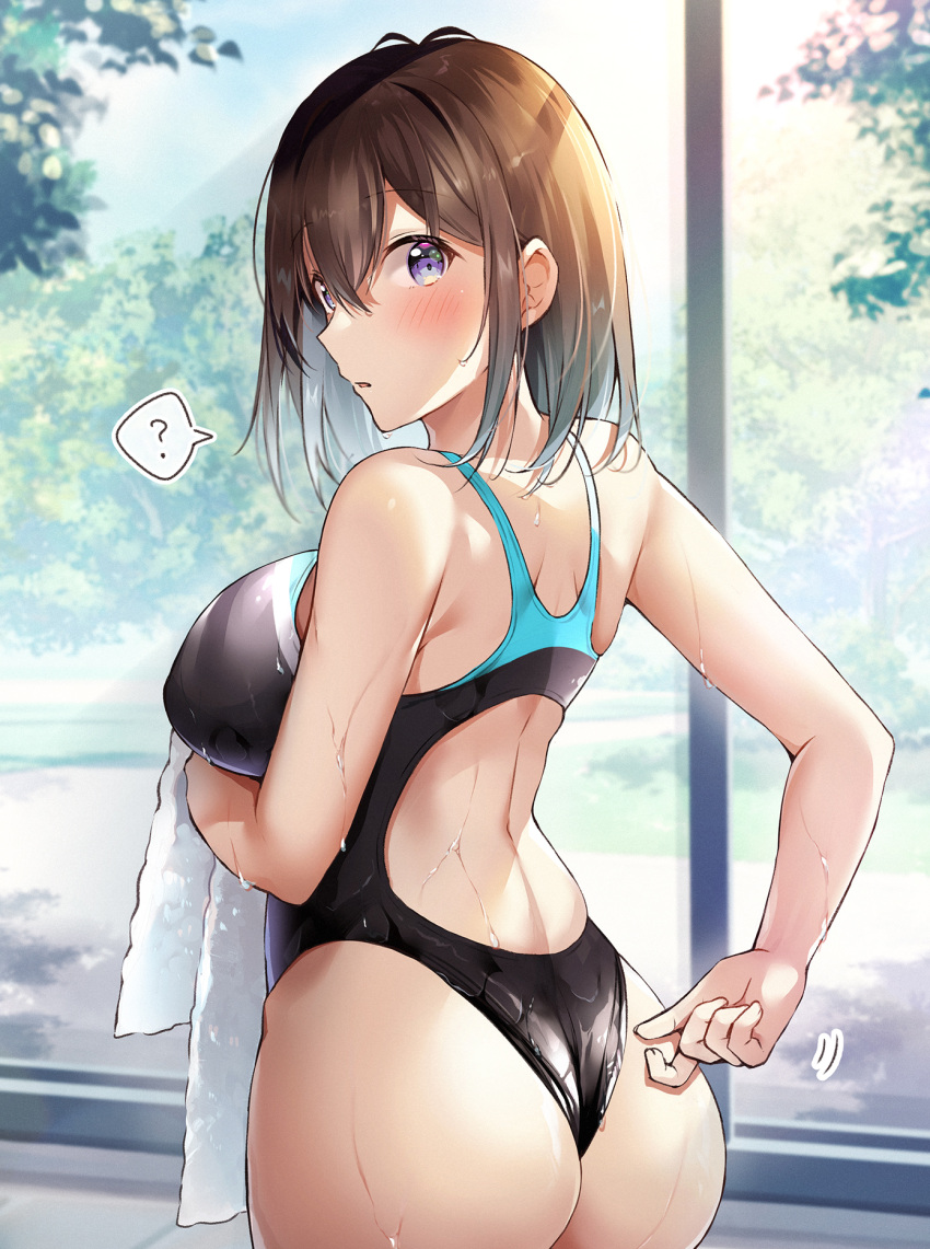 1girl ? arm_under_breasts ass bangs bare_arms bare_shoulders black_swimsuit blue_hair breasts brown_hair commentary_request competition_swimsuit cowboy_shot day duplicate from_behind gradient_hair highres holding holding_towel indoors large_breasts looking_at_viewer looking_back motion_lines multicolored_hair one-piece_swimsuit original pixel-perfect_duplicate purple_eyes shiro_kuma_shake solo speech_bubble spoken_question_mark swimsuit towel wet window