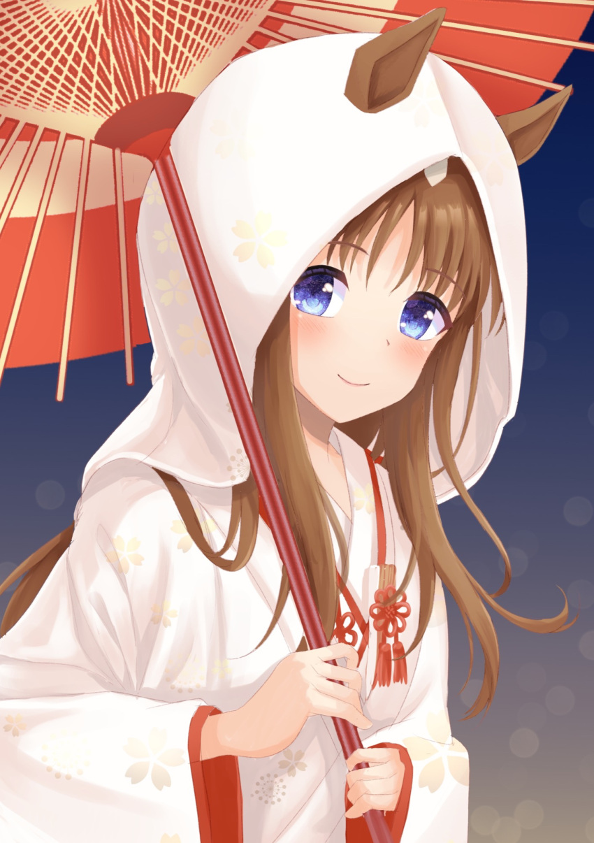 1girl alternate_costume animal_ears blue_background blue_eyes blush brown_hair grass_wonder_(umamusume) highres hood horse_ears horse_girl japanese_clothes kimono looking_at_viewer sakurakkuma simple_background smile solo uchikake umamusume umbrella