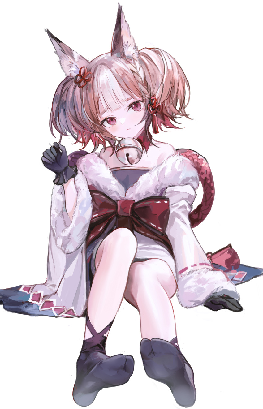 1girl absurdres animal_ear_fluff animal_ears bangs bare_shoulders bell black_gloves black_legwear brown_hair closed_mouth full_body fur-trimmed_kimono fur_trim gloves hand_up highres japanese_clothes jingle_bell kimono long_sleeves looking_at_viewer multicolored_hair nagata_gata neck_bell no_shoes obi off_shoulder red_eyes sash sekka_(shadowverse) shadowverse simple_background sitting socks solo streaked_hair tabi twintails white_background white_hair white_kimono
