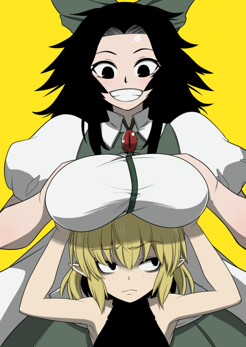2girls alternate_eye_color armpits bags_under_eyes bangs black_eyes black_hair black_shirt blonde_hair bow breast_rest breasts breasts_on_head collared_shirt commentary_request freckles green_bow green_skirt grin hair_bow highres large_breasts long_hair mizuhashi_parsee multiple_girls pointy_ears puffy_short_sleeves puffy_sleeves reiuji_utsuho shirt short_hair short_sleeves simple_background skirt sleeveless sleeveless_shirt smile third_eye touhou upper_body uraraku_shimuni white_shirt yellow_background