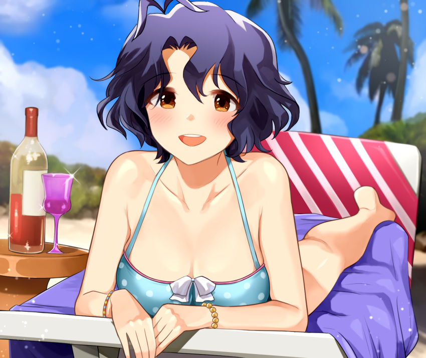 1girl alcohol antenna_hair barefoot bikini blue_sky blurry blurry_background blush bottle bracelet breasts cleavage cloud collarbone dark_blue_hair glint hanamasa_ono highres idolmaster idolmaster_million_live! jewelry large_breasts lying on_stomach own_hands_together palm_tree polka_dot polka_dot_bikini round_teeth short_hair sky smile solo swimsuit teeth toyokawa_fuka tree wavy_hair wine wine_bottle