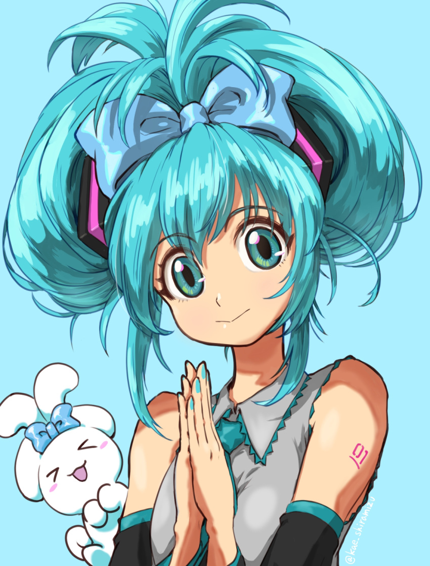 &gt;_&lt; 1girl :&gt; alternate_hairstyle aqua_eyes aqua_hair aqua_nails aqua_necktie arm_tattoo black_sleeves blue_background blue_bow bow cinnamiku cinnamoroll closed_mouth creature detached_sleeves fingernails folded_twintails grey_shirt hair_bow hatsune_miku high_ponytail highres kae_shiramizu looking_at_viewer medium_hair necktie own_hands_together sanrio shirt simple_background sleeveless sleeveless_shirt smile tattoo twitter_username upper_body vocaloid