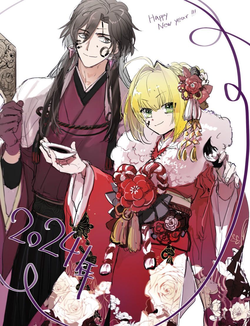 &gt;:) 1boy 1girl 2024 ahoge alternate_costume black_eyes black_hair black_hakama black_shirt blonde_hair calligraphy_brush cape constantine_xi_(fate) cowboy_shot curtained_hair earrings facepaint fate/grand_order fate_(series) floral_print flower flower_ornament fur_scarf gloves green_eyes hagoita hair_between_eyes hair_bun hair_flower hair_intakes hair_ornament hakama hanetsuki happy_new_year highres holding holding_paddle holding_paintbrush ink japanese_clothes jewelry kanzashi kimono kouhaku_nawa long_hair long_sleeves looking_at_another looking_at_viewer nero_claudius_(fate) nero_claudius_(fate/extra) obi paddle paintbrush red_gloves red_kimono rope rose_print sash shimenawa shirt sideways_glance single_hair_bun smile sweatdrop tassel tassel_hair_ornament tsumami_kanzashi v-shaped_eyebrows white_background white_cape wide_sleeves yayayakan