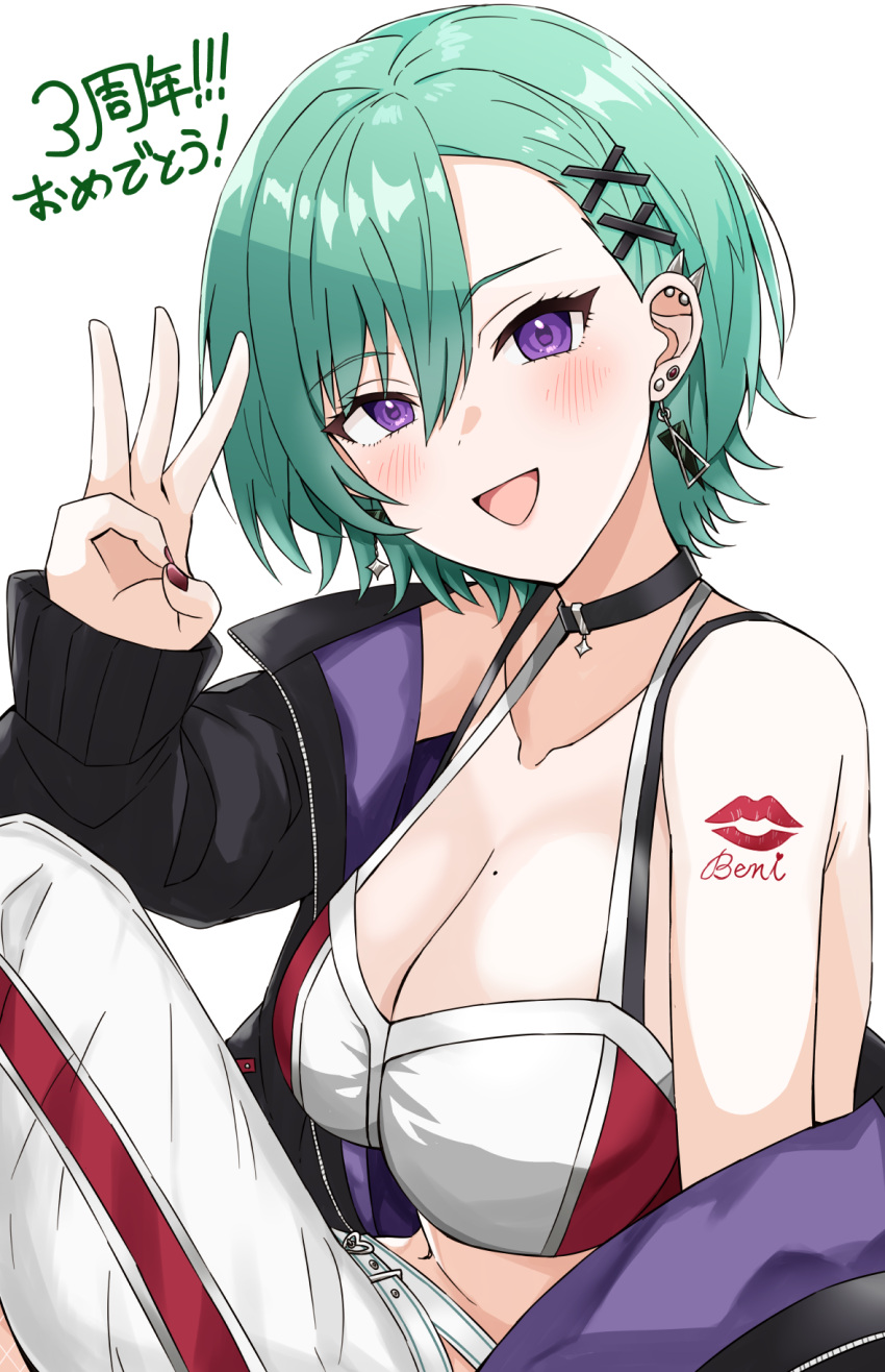 1girl bare_shoulders belt black_collar black_jacket blush breasts character_name cleavage collar crop_top ear_piercing earrings green_hair hair_behind_ear hair_between_eyes hair_ornament highres jacket jewelry keikesu large_breasts long_sleeves looking_at_viewer midriff mole mole_on_breast navel off_shoulder open_clothes open_jacket open_mouth pants piercing purple_eyes red_bustier red_nails shoulder_tattoo simple_background smile solo tattoo two-sided_fabric two-sided_jacket virtual_youtuber vspo! w white_background white_belt white_bustier white_pants x_hair_ornament yakumo_beni yakumo_beni_(4th_costume)