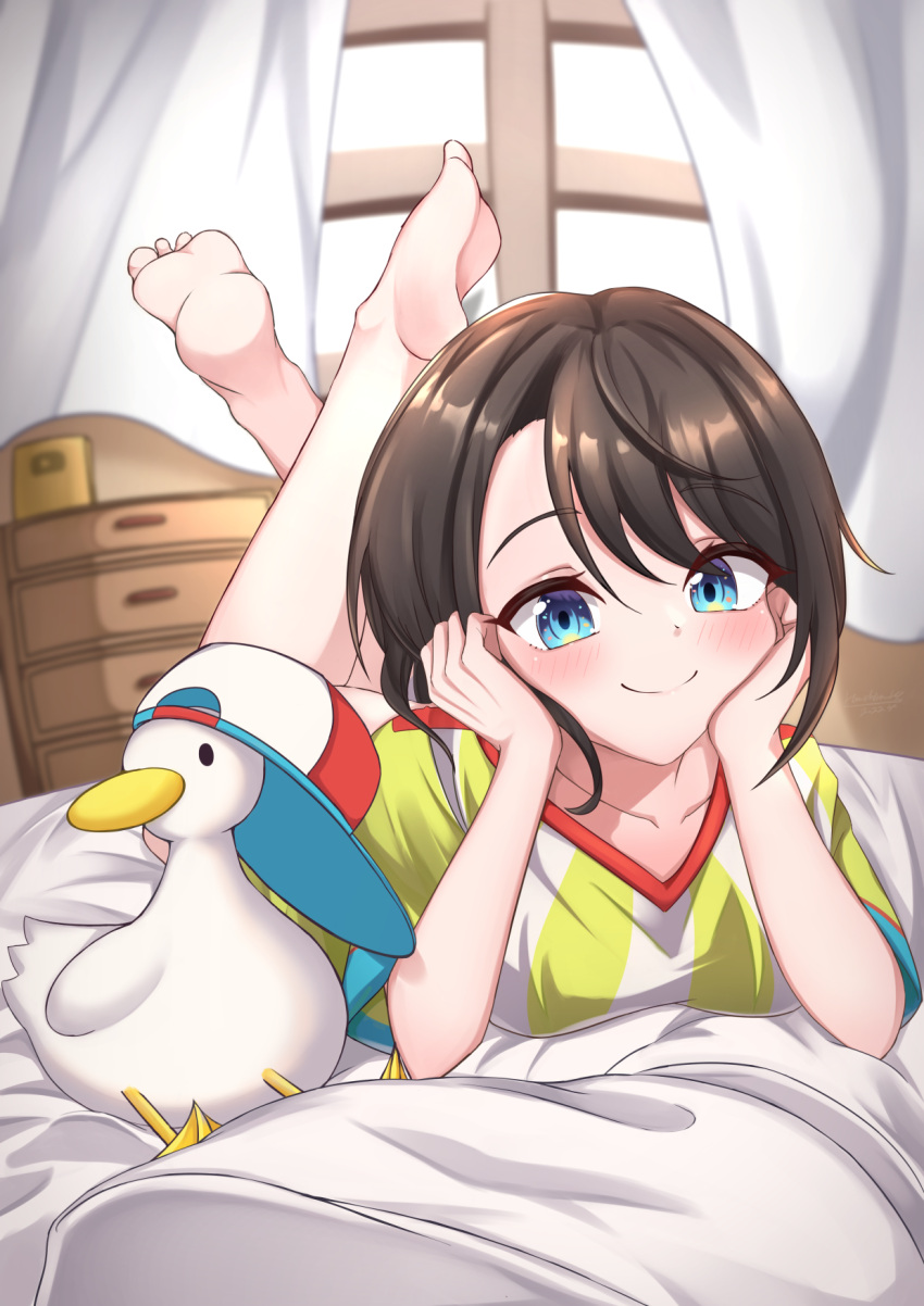 1girl 1other bangs barefoot bed_sheet blue_eyes blush breasts brown_hair closed_mouth collarbone crossed_legs curtains feet feet_up full_body hashira_14 highres hololive indoors lying medium_hair on_stomach oozora_subaru shirt short_sleeves shorts smile soles striped striped_shirt subaru_duck swept_bangs t-shirt the_pose toes vertical-striped_shirt vertical_stripes virtual_youtuber white_shirt window yellow_shirt yellow_shorts