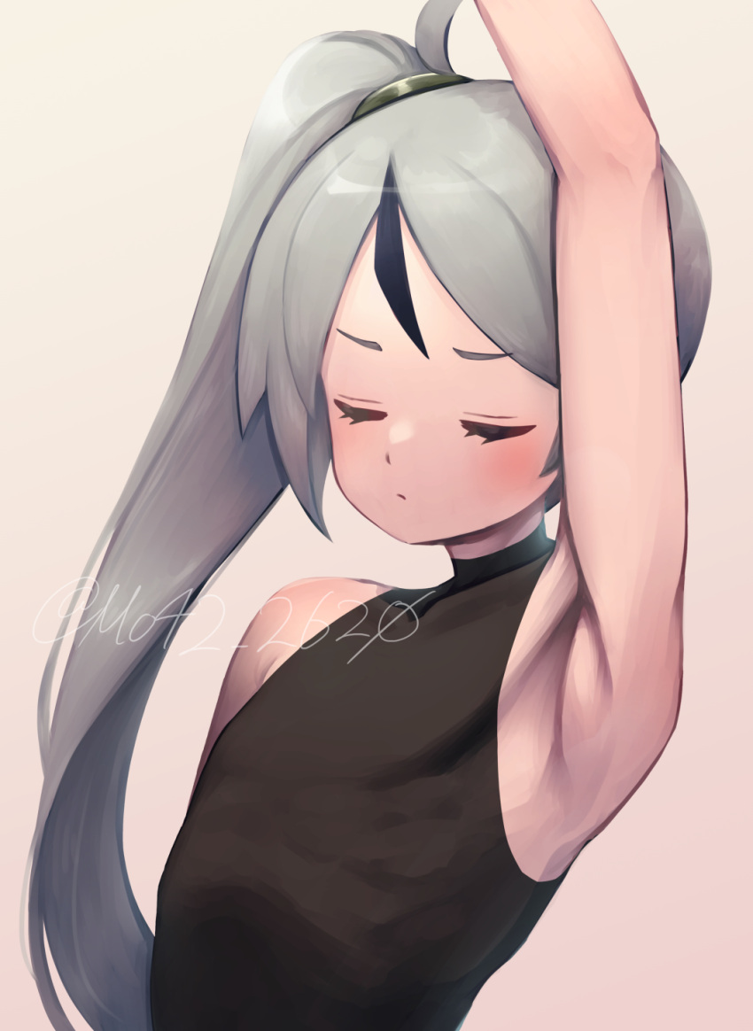 1boy ahoge arm_up armpits black_shirt highres library_of_ruina long_hair male_focus moribe_denkou multicolored_hair project_moon shirt side_ponytail sleeveless sleeveless_shirt solo streaked_hair very_long_hair white_hair yan_vismok