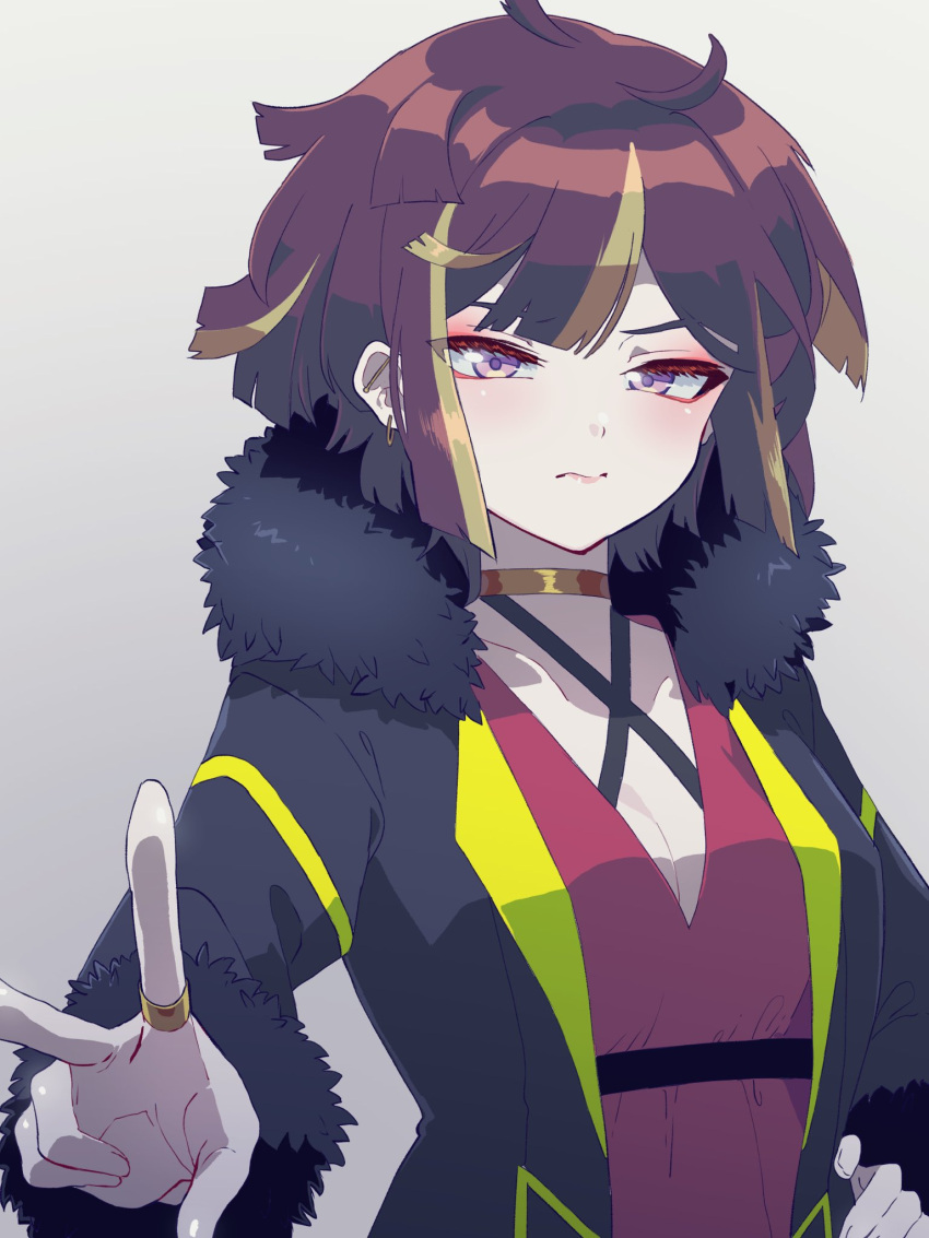 15_shoujo 1girl black_jacket blonde_hair breasts brown_hair choker cleavage closed_mouth commentary_request earrings fur-trimmed_jacket fur_trim gradient_background grey_background hand_on_own_hip highres jacket jewelry long_sleeves looking_at_viewer medium_breasts multicolored_hair open_clothes open_jacket purple_eyes red_shirt ring sarukai_saki shirt short_hair solo streaked_hair tsujii_ruki upper_body v yellow_choker