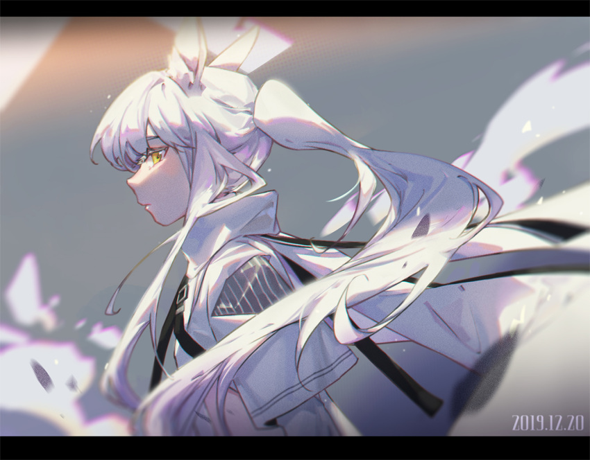 1girl animal_ears arknights bangs blurry dated depth_of_field high_collar jacket letterboxed long_hair looking_at_viewer mie_lu parted_lips platinum_(arknights) ponytail sideways_glance solo upper_body white_hair white_jacket wind yellow_eyes