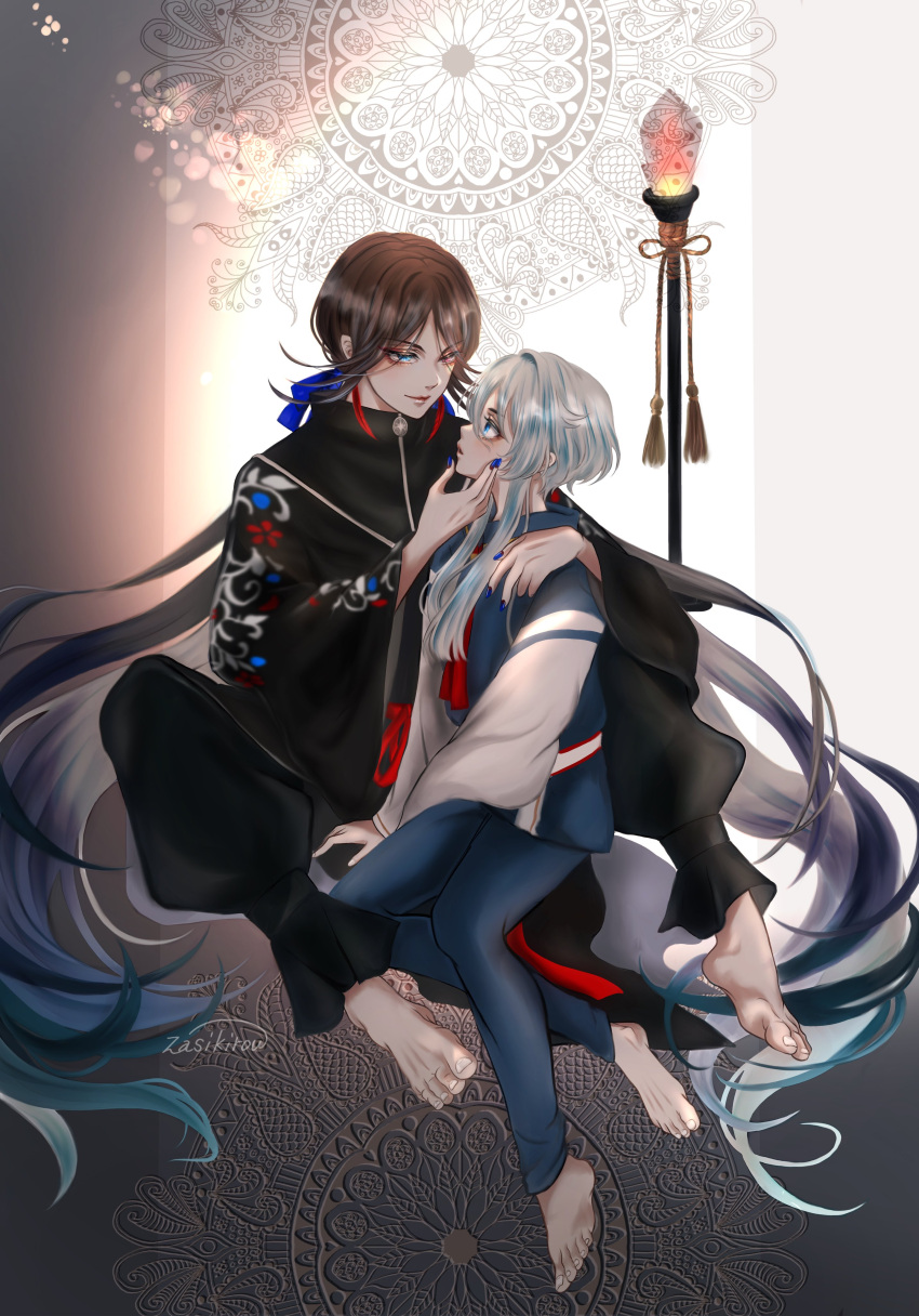 2boys absurdres blue_eyes blue_hair brown_hair colored_tips full_body hair_ribbon hakusan_yoshimitsu heterochromia highres long_hair male_focus multicolored_hair multiple_boys nail_polish red_eyes ribbon shichiseiken_(touken_ranbu) short_hair short_hair_with_long_locks sitting touken_ranbu white_hair yaoi zasikirou