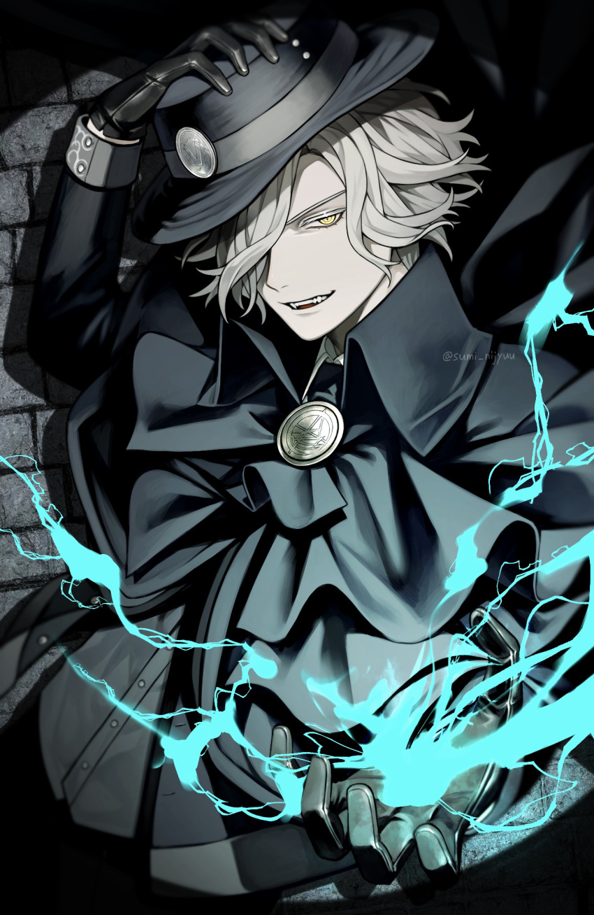 1boy artist_name ascot black_ascot black_cloak black_gloves black_headwear black_shirt brick_wall brooch cloak collared_shirt colored_eyelashes commentary cross-shaped_pupils edmond_dantes_(fate) electricity electrokinesis fangs fate/grand_order fate_(series) fedora gloves grey_hair hair_over_one_eye hand_on_headwear hat highres jewelry long_sleeves looking_at_viewer male_focus open_mouth pale_skin shirt short_hair smile solo spotlight sumi_(gfgf_045) symbol-shaped_pupils twitter_username v-shaped_eyebrows watermark wing_collar yellow_eyes