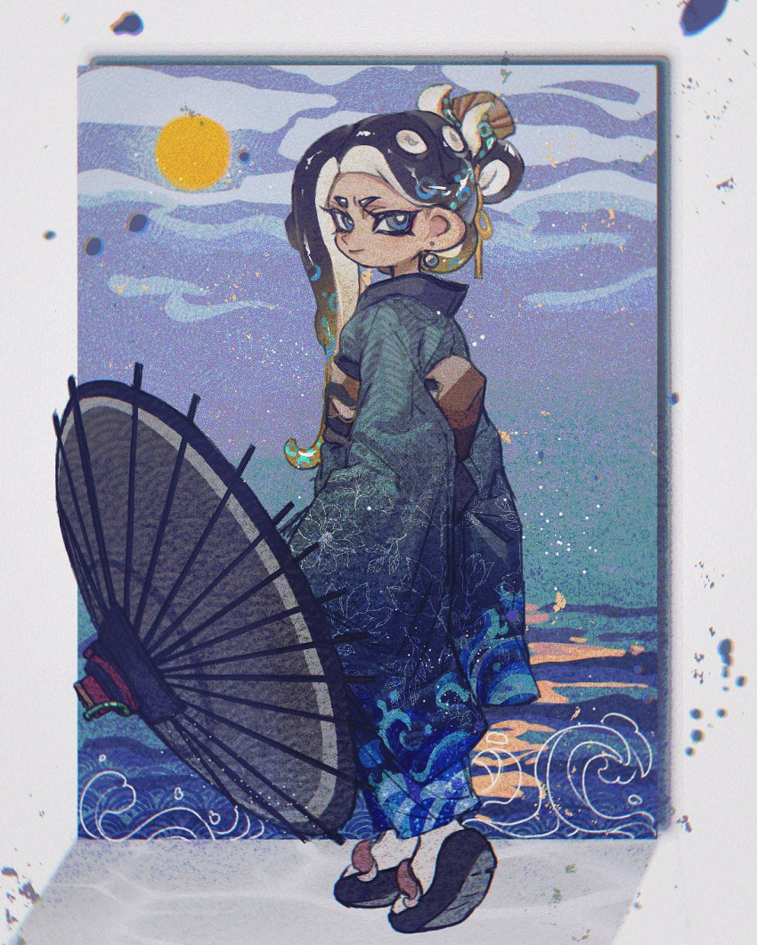 1girl blonde_hair blue_eyes blue_hair blue_sky border closed_mouth cloud commentary_request ear_piercing full_body gradient_hair hair_ornament hair_stick highres holding holding_umbrella holding_weapon horizon japanese_clothes kimono long_hair looking_at_viewer looking_back multicolored_hair octoling octoling_girl octoling_player_character okobo outside_border piercing recycled_brella_24_(splatoon) sandals sky solo splatoon_(series) splatoon_3 standing sun tentacle_hair thenintlichen96 thick_eyebrows two-tone_hair umbrella water weapon white_border