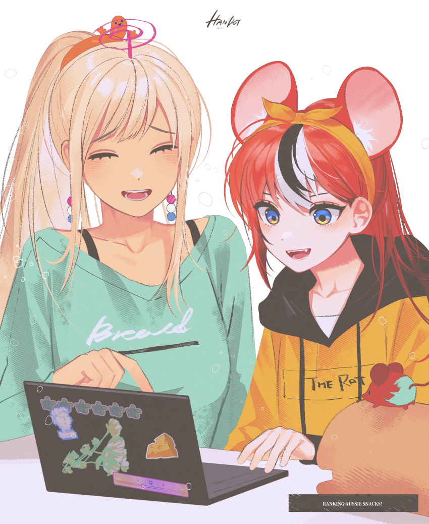 2girls alternate_costume animal_ears artist_name black_hair blonde_hair blue_eyes blush breasts casual closed_eyes clothes_writing commentary computer earrings eyebrows_hidden_by_hair fangs flat_chest green_shirt hairband hakos_baelz handot_(d_yot_) highres hololive hololive_english hood hoodie jewelry laptop limiter_(tsukumo_sana) long_hair medium_breasts mouse_ears mr._squeaks_(hakos_baelz) multicolored_hair multiple_girls open_mouth orange_hairband orange_hoodie planet_earrings pointing ponytail red_hair shirt signature simple_background sitting smile sticker streaked_hair tsukumo_sana upper_body v-neck virtual_youtuber white_background white_hair yatagarasu_(tsukumo_sana)