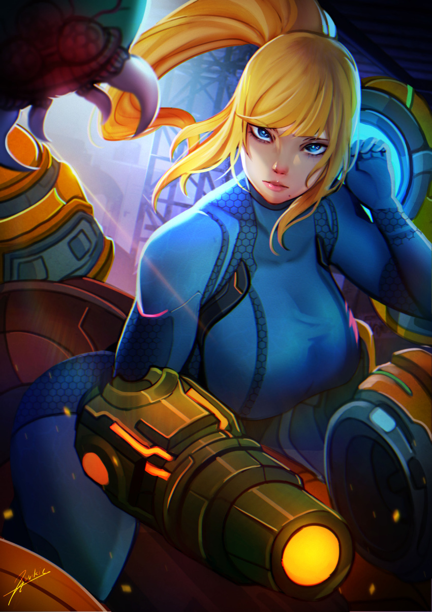 1girl absurdres arm_cannon ass blonde_hair blue_eyes breasts highres large_breasts looking_at_viewer metroid metroid_(creature) mole mole_under_mouth ponytail samus_aran skin_tight varia_suit weapon xuuikie_ashe zero_suit