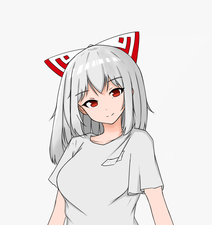 1girl absurdres bad_id bad_pixiv_id bow breasts closed_mouth fujiwara_no_mokou grey_background grey_hair hair_bow highres hourai_kagome looking_at_viewer red_eyes short_sleeves simple_background smile solo touhou upper_body white_bow