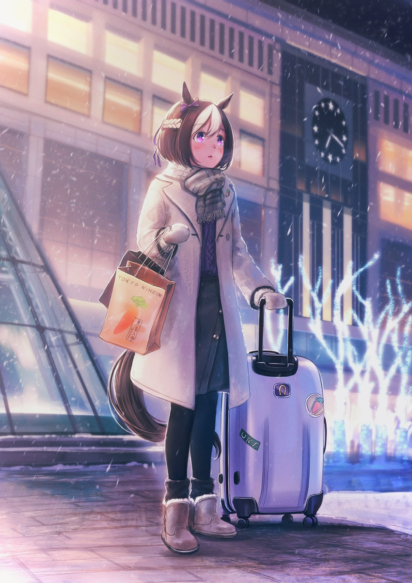 1girl alternate_costume animal_ears bag bangs black_skirt black_thighhighs blush boots brown_coat brown_hair building coat fur_boots highres holding holding_bag horse_ears horse_girl horse_tail leg_warmers long_sleeves mittens multicolored_hair night outdoors ponpochi purple_eyes scarf shopping_bag short_hair skirt snow snowing solo special_week_(umamusume) standing suitcase tail thighhighs tree two-tone_hair ugg_boots umamusume