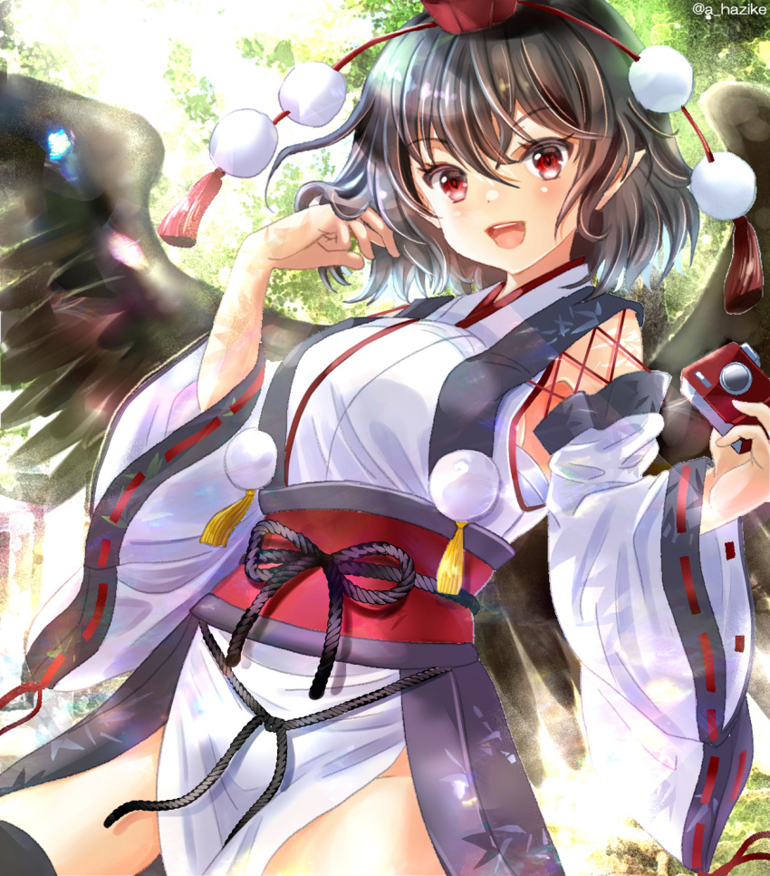 1girl bangs bird_wings black_hair black_wings camera hajike_akira hat highres holding holding_camera japanese_clothes kimono kourindou_tengu_costume looking_at_viewer official_alternate_costume open_mouth pointy_ears pom_pom_(clothes) red_eyes red_headwear ribbon-trimmed_sleeves ribbon_trim sash shameimaru_aya short_hair solo teeth thighs tokin_hat touhou upper_teeth white_kimono wide_sleeves wings