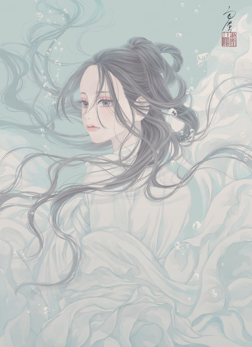 1girl absurdres air_bubble aqua_background bubble chinese_clothes closed_mouth commentary_request expressionless eyelashes floating_clothes floating_hair from_behind grey_eyes grey_hair hanfu highres long_hair long_sleeves looking_away looking_back original robe seal_impression signature simple_background solo submerged underwater upper_body ushiyama_ame white_robe