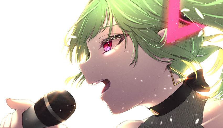 1girl @_@ absurdres delutaya earrings from_side green_hair highres indie_virtual_youtuber jewelry microphone music open_mouth pink_eyes profile setsuna_18 singing solo teeth virtual_youtuber