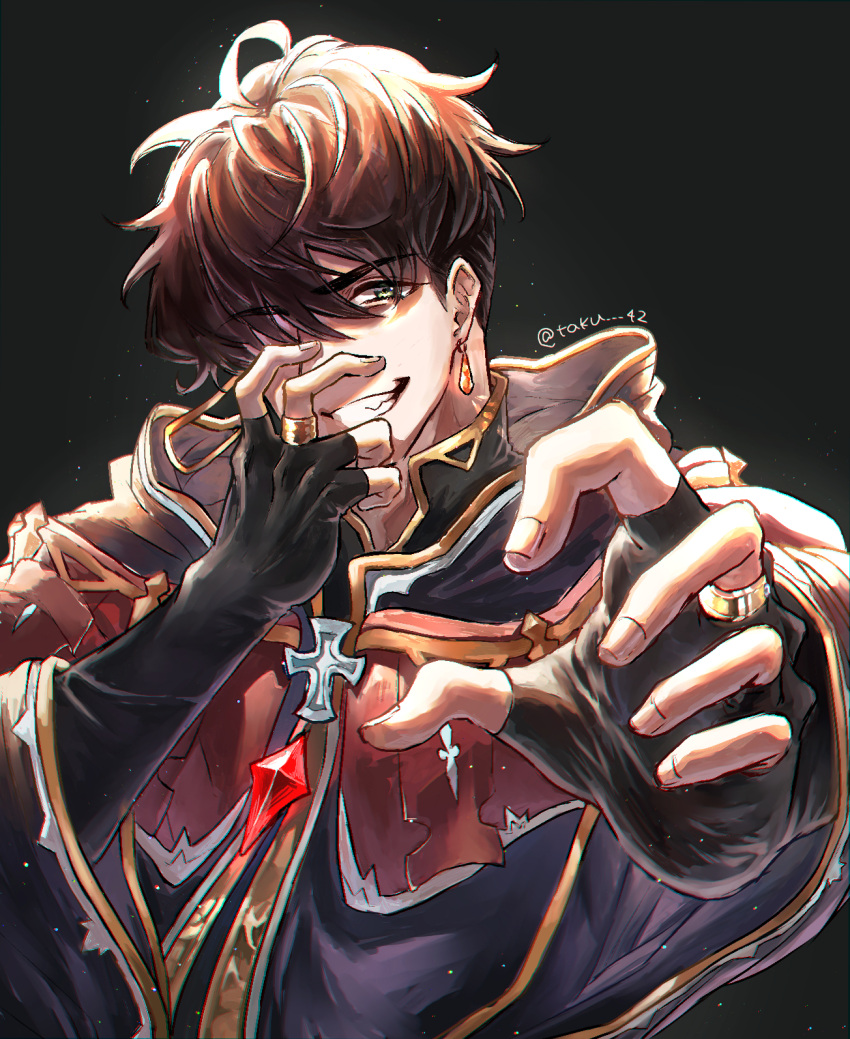 1boy bangs black_background black_gloves black_robe brown_hair earrings evil_smile fingerless_gloves gloves granblue_fantasy green_eyes hand_on_own_face highres hood hood_down hooded_robe jewelry lobelia_(granblue_fantasy) looking_at_viewer male_focus ring robe sakuraba_taku short_hair simple_background smile solo teeth twitter_username upper_body