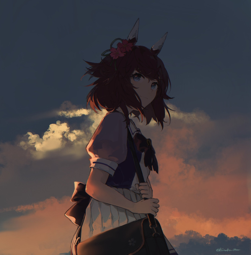 1girl animal_ears bag bangs blue_eyes brown_hair closed_mouth cloud flower hair_flower hair_ornament highres horse_ears outdoors puffy_short_sleeves puffy_sleeves purple_shirt sailor_collar sakura_chiyono_o_(umamusume) satchel school_uniform shirt short_hair short_sleeves shoulder_bag skirt smile solo sunset tracen_school_uniform twitter_username umamusume upper_body white_skirt yi_yu