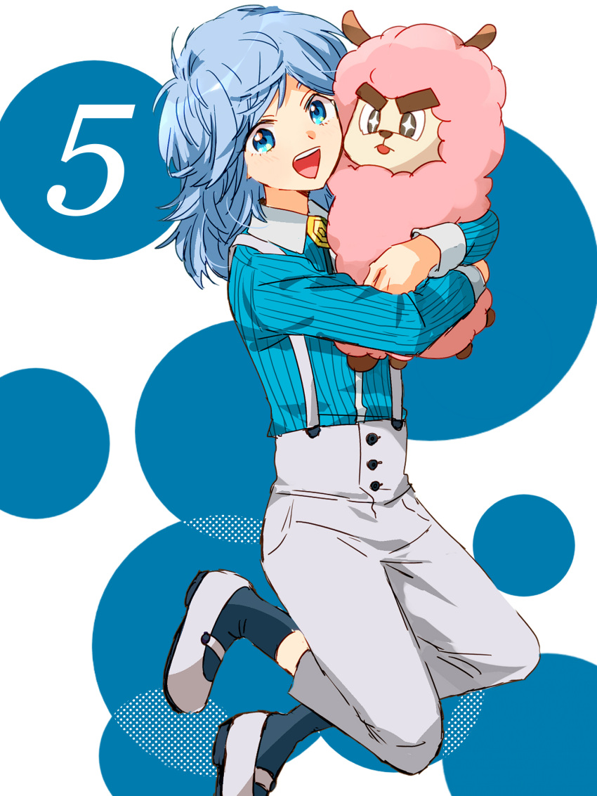 +_+ 1boy :d black_socks blue_eyes blue_hair blue_shirt full_body highres hinata_(ryohinata) holding holding_stuffed_toy hug iwakiyamayukisatoshironanogojuurokushi_akira kemono_jihen light_blue_hair long_hair looking_at_viewer male_focus otoko_no_ko pants shirt simple_background smile socks solo stuffed_toy suspenders white_footwear white_pants