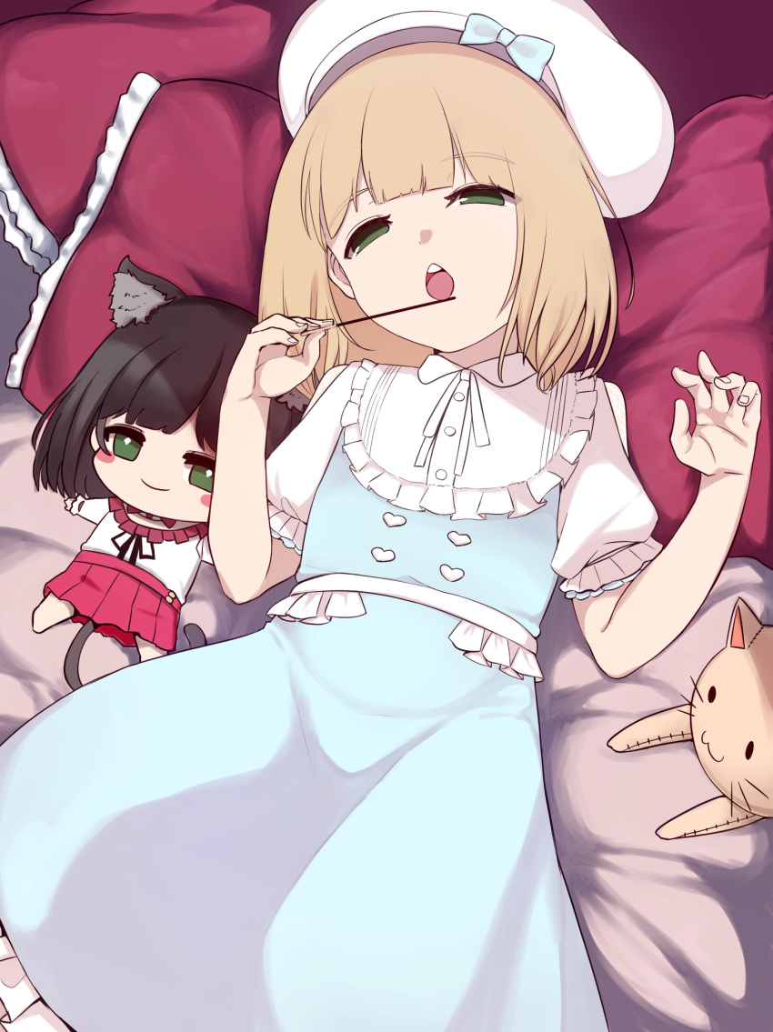 1boy beret blonde_hair blue_dress character_doll doll dress green_eyes half-closed_eyes hat highres luyheg lying male_focus nijisanji on_back on_bed open_mouth otoko_no_ko pillow short_sleeves solo stuffed_animal stuffed_cat stuffed_toy suzuya_aki teeth upper_teeth virtual_youtuber white_headwear