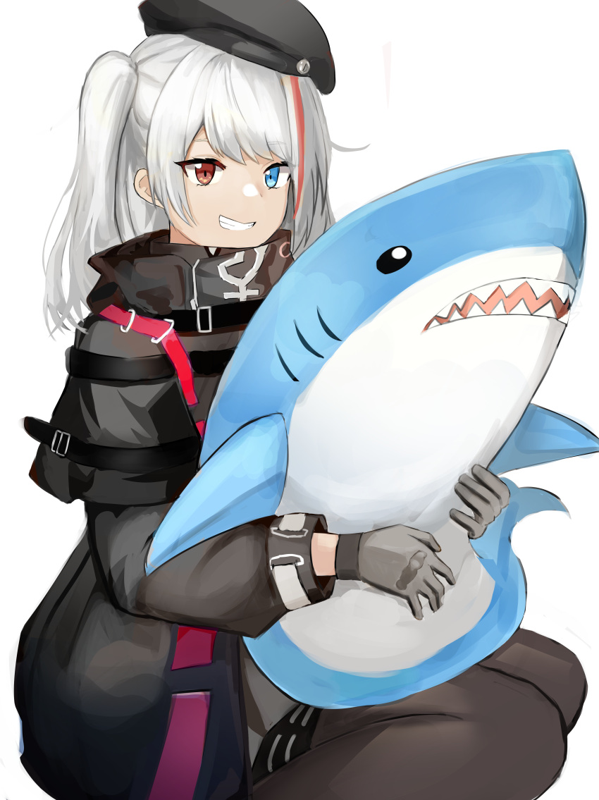 1girl absurdres beret black_headwear black_jacket black_pantyhose blue_eyes commission girls'_frontline gloves grey_gloves grey_hair hat heterochromia highres holding holding_stuffed_toy ikea ikea_shark jacket long_hair mdr_(girls'_frontline) min-tami multicolored_hair pantyhose red_eyes red_hair side_ponytail sitting smile solo streaked_hair stuffed_animal stuffed_shark stuffed_toy tactical_clothes wariza