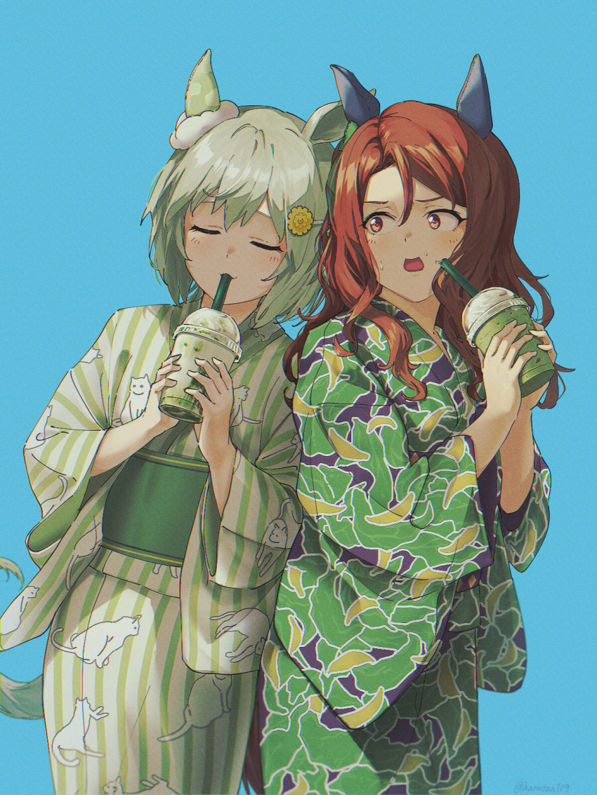 2girls alternate_costume animal_ears blue_background brown_hair closed_eyes cup disposable_cup drinking ear_covers frappuccino green_hair green_kimono hair_between_eyes hair_ornament hair_scrunchie hairclip highres holding holding_cup horse_ears horse_girl japanese_clothes kaede_(harutan109) kimono king_halo_(umamusume) long_hair looking_at_another matcha_(food) multiple_girls obi red_eyes sash scrunchie seiun_sky_(umamusume) short_hair simple_background striped striped_kimono umamusume white_scrunchie yukata