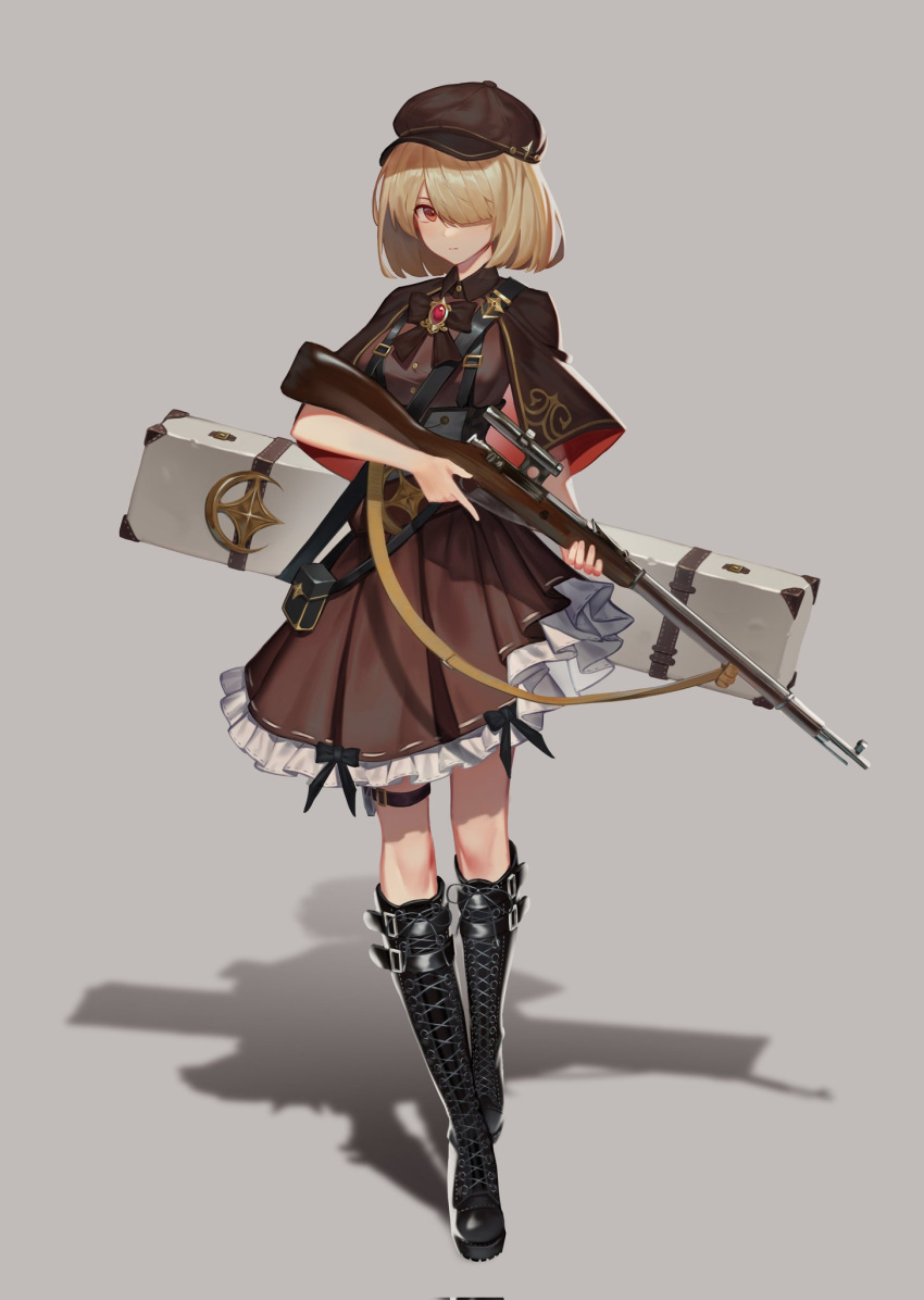 1girl bangs banned_artist black_footwear blonde_hair boots bow bowtie brooch brown_bow brown_bowtie brown_capelet brown_dress brown_headwear capelet closed_mouth dress full_body gun hair_over_one_eye hat highres holding holding_gun holding_weapon jewelry knee_boots looking_at_viewer original red_eyes rifle short_hair simple_background sniper_rifle solo standing weapon weapon_case yiku_(sim7368)
