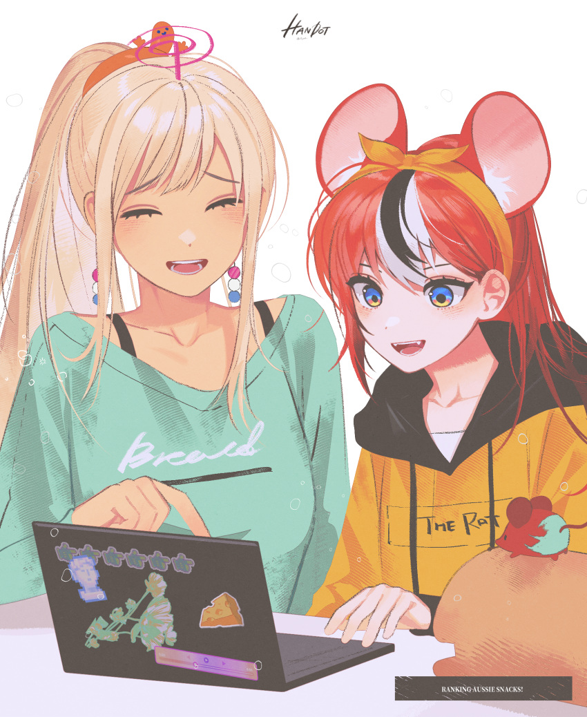 2girls alternate_costume animal_ears artist_name black_hair blonde_hair blue_eyes blush breasts casual closed_eyes clothes_writing computer earrings eyebrows_hidden_by_hair fangs flat_chest green_shirt hairband hakos_baelz handot_(d_yot_) highres hololive hololive_english hood hoodie jewelry laptop laughing limiter_(tsukumo_sana) long_hair medium_breasts mouse_ears mr._squeaks_(hakos_baelz) multicolored_hair multiple_girls open_mouth orange_hairband orange_hoodie planet_earrings pointing ponytail red_hair shirt signature simple_background sitting smile sticker streaked_hair teeth tsukumo_sana upper_body v-neck virtual_youtuber white_background white_hair yatagarasu_(tsukumo_sana)